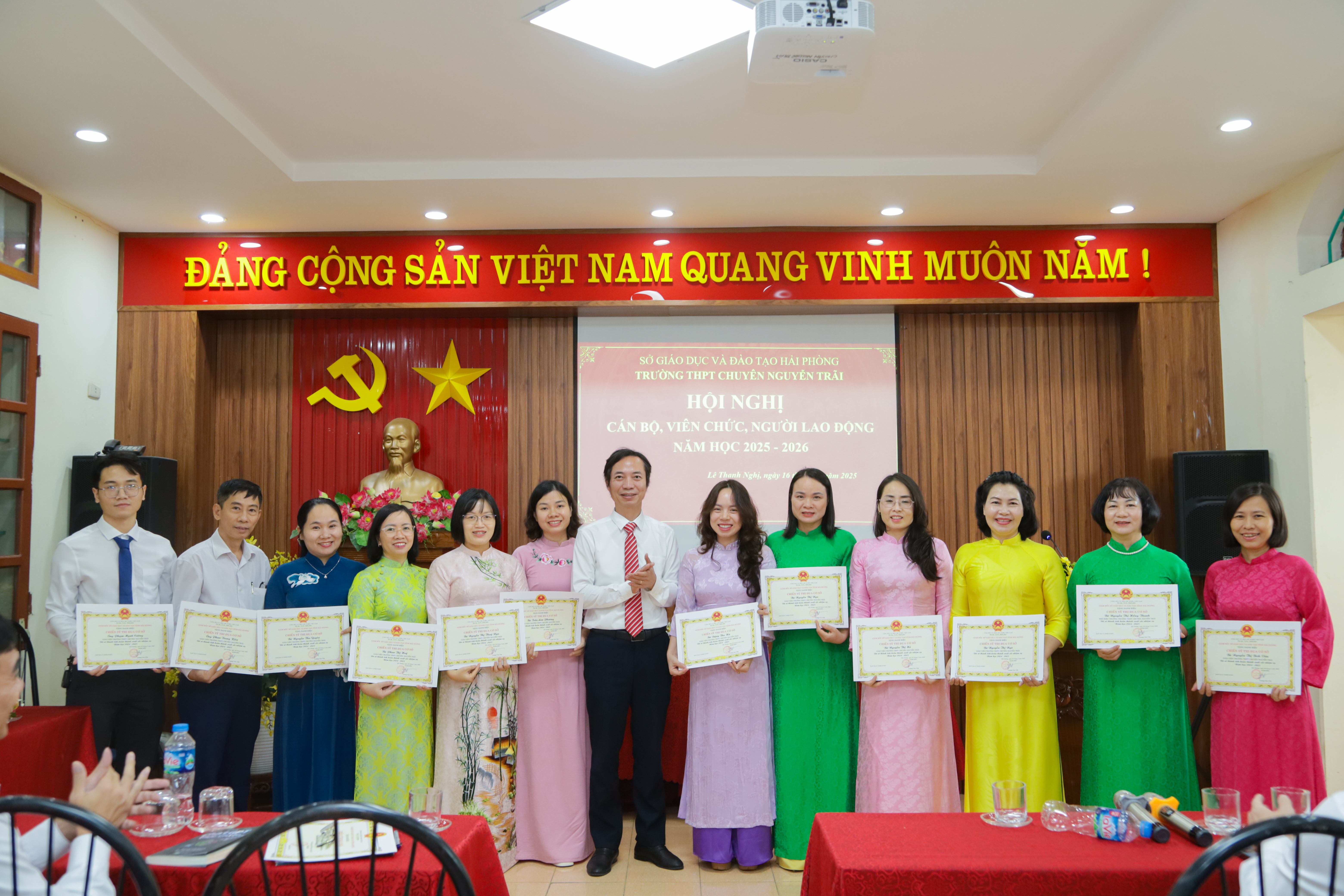 Hội nghị cán bộ, viên chức và người lao động trường THPT Chuyên Nguyễn Trãi năm học 2025–2026: Kỷ cương – Đoàn kết – Sáng tạo – hát triển